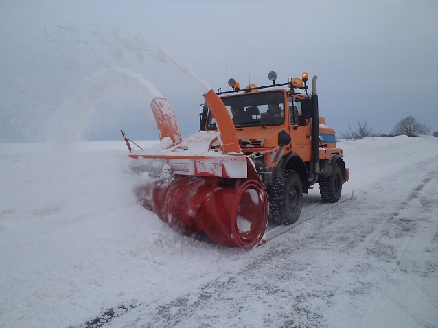 Силен снеговалеж блокира някои от пътищата в страната (обновена)