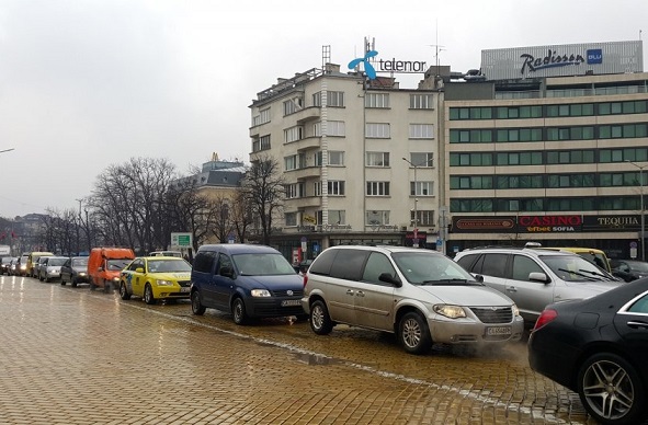 Разрешават паркирането по големите булеварди в София