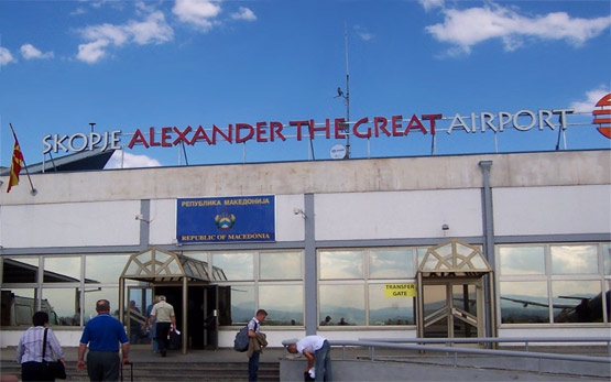 Македонците вдигат бял байрак пред гърците и сменят  името на летището в Скопие