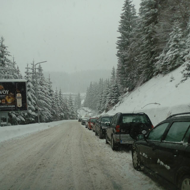 Паркирали на пътното платно автомобили на скиори пречат за снегопочистването в Пампорово