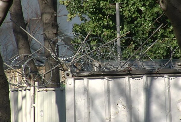 Загадката се разплете: Вижте какво се крие зад грозните заграждения до Летния театър в Бургас