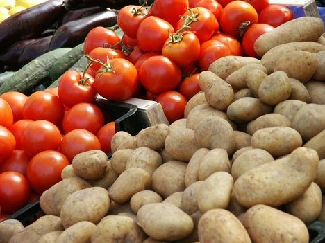 Внасяме повече домати и картофи, изнасяме повече сливи и кайсии