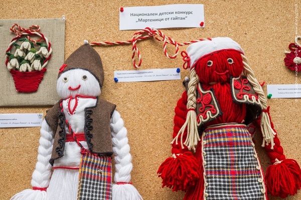 Мартеници от гайтан помагат за Българската Коледа