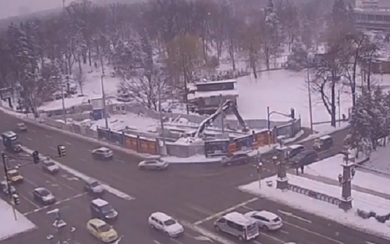 Снегът затвори пътя към Витоша и платените зони за паркиране в София