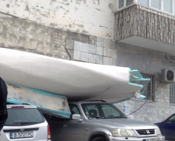 Бурният вятър смъкна изолация на блок във Варна
