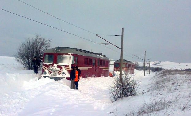 Преспа сняг блокира влака от Сливен за Бургас