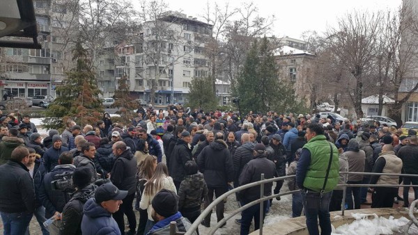 Пловдив излезе на протест в защита на доктора, застрелял обирджия в дома си