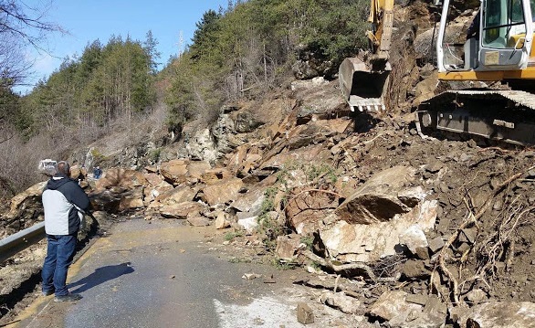 „Скална лавина” затвори път в Родопите