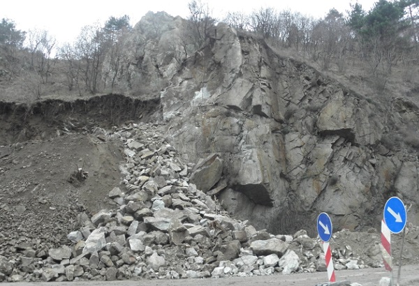 Скална маса падна и на пътя Котел - Омуртаг