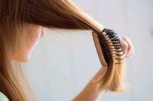 Честото сресване на косата намалява риска от косопад