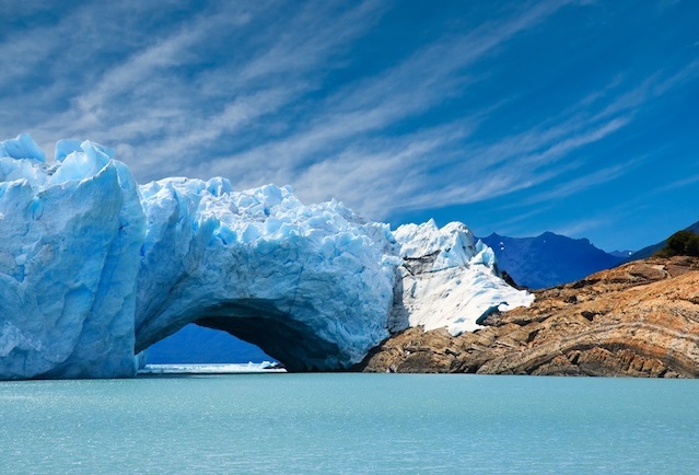 Срути се знаменитата ледена арка в Патагония