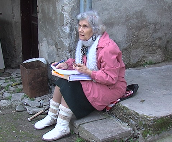 Драма в Айтос: 82-годишна жена остана на улицата, измамена от собствения си внук