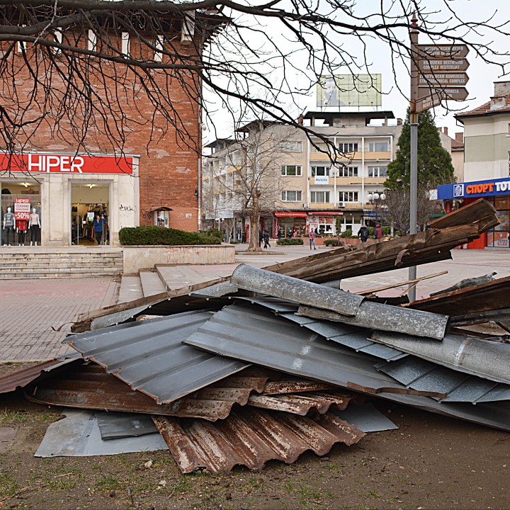 Ураганен вятър със скорост от над 160 км/ч отнесе покриви на къщи във Враца