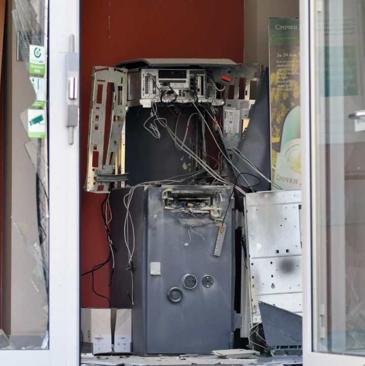 Трима от обвиняемите за взривения банкомат в София остават в ареста