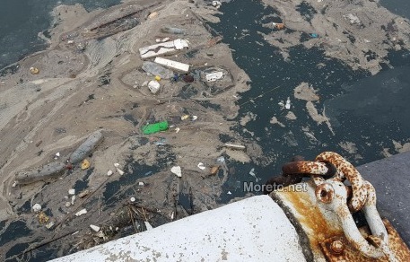 Водата край морската гара във Варна е замърсена с битови отпадъци
