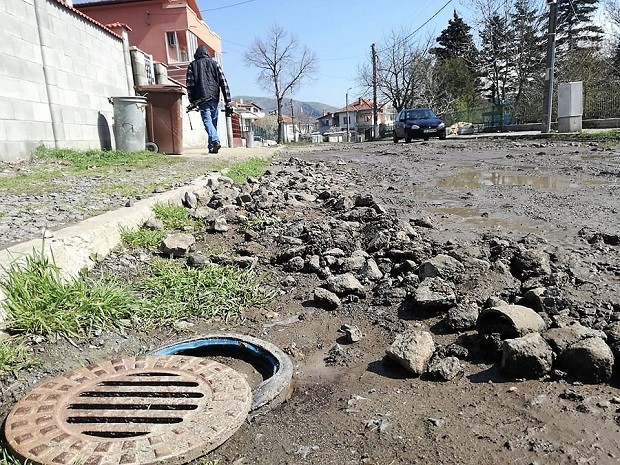 Ще изчезнат ли дупките от улиците в бургаския квартал Банево