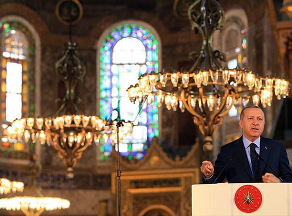 Ердоган се изгаври с християнския свят - чете Коран в „Света София"