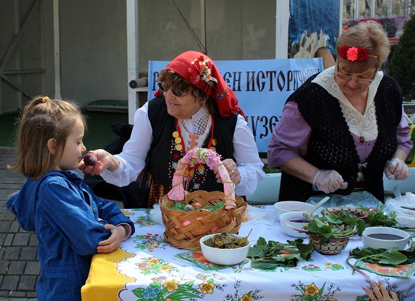 Жени от село Маринка ще демонстрират в Бургас как се боядисват яйца с природни материали