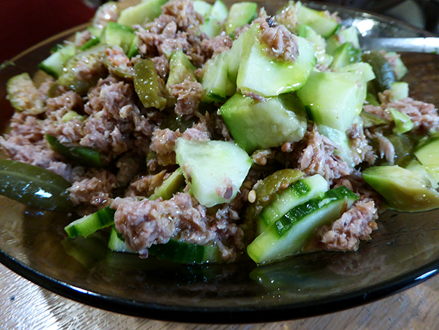 Освежаваща салата с риба тон, авокадо, краставица и каперси
