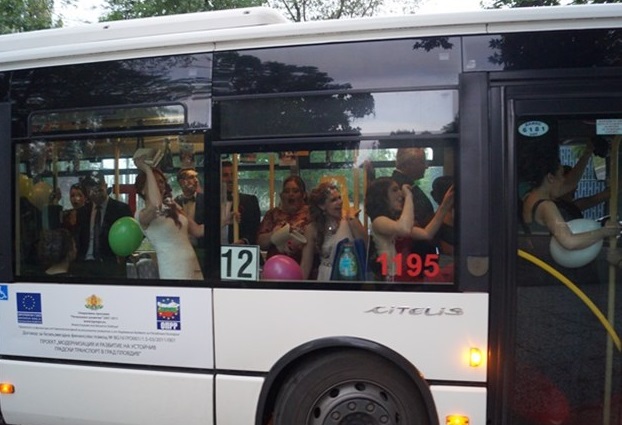 Бургаски зрелостници избраха да отидат „На бал с автобус"