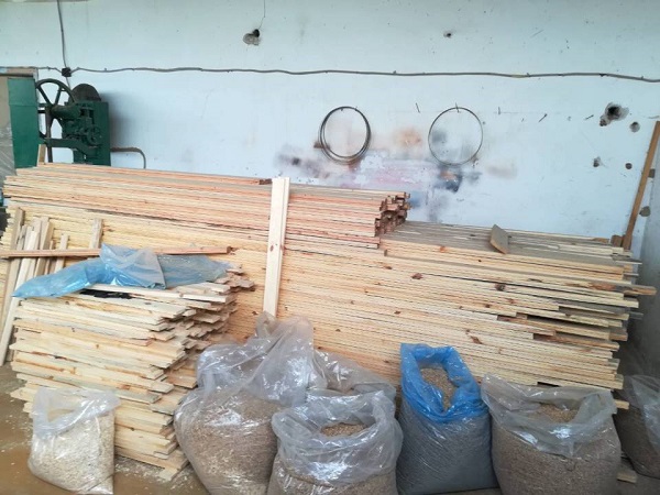Разкриха незаконен дърводелски цех, скрит в сградата на шивашка фирма