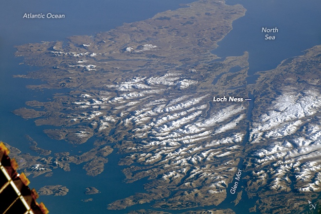НАСА показа снимка от космоса на легендарното езеро Лох Нес