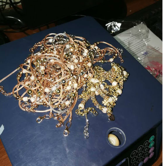 Митничари задържаха над 2 килограма контрабандни златни накити