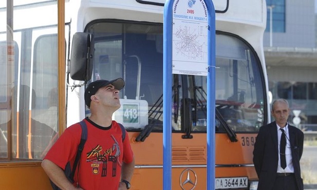 Възрастен мъж бе заклещен между вратите на автобус в София