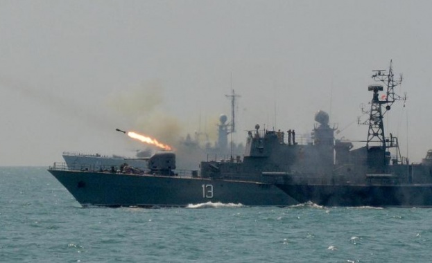 21 военни кораба, 10 изтребителя и подводница кръстосват Черно море