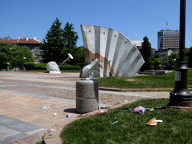 Елитна градинка в центъра на Бургас потъна в боклуци на Гергьовден