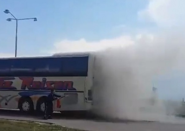 Пак горя автобус на магистрала