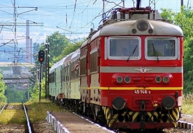 Пушек от локомотива спря бързия влак от София за Варна