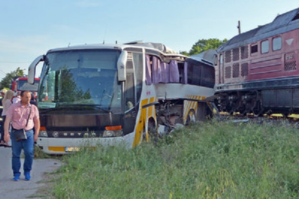 Товарен влак блъсна автобус с работници от "Марица Изток"