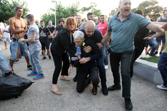 Крайни националисти пребиха кмета на Солун