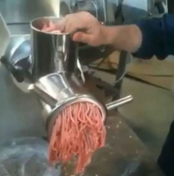 На етикетите на колбасите вече трябва да пише колко месо има в тях