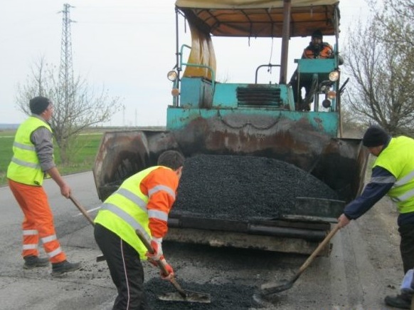 По новия асфалт на пътя  Самоков-Боровец зейнаха дупки