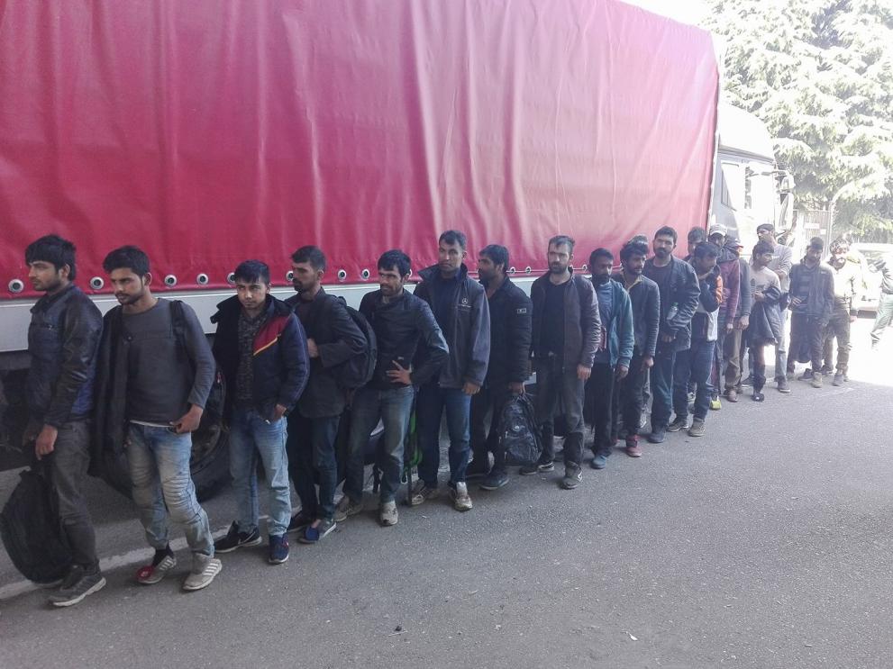 Откриха 23 мигранти в ТИР, шофьорът е арестуван