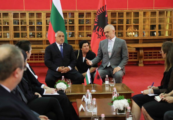 Премиерът на Албания Еди Рама удостои Бойко Борисов с медал за признателност