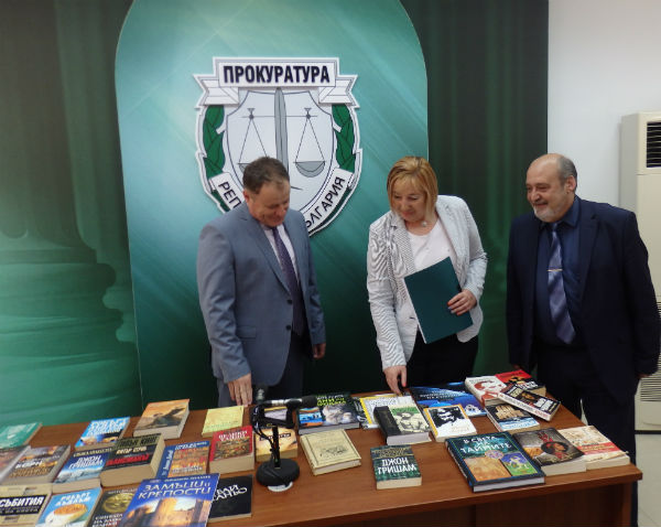 Затворници в Бургас и Сливен ще четат Вазов и Йовков