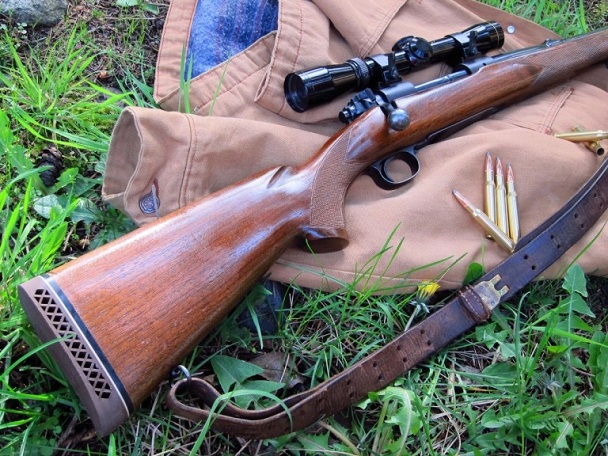 Задържаха ловно оръжие, боеприпаси и лек автомобил за нарушение на Закона за лова