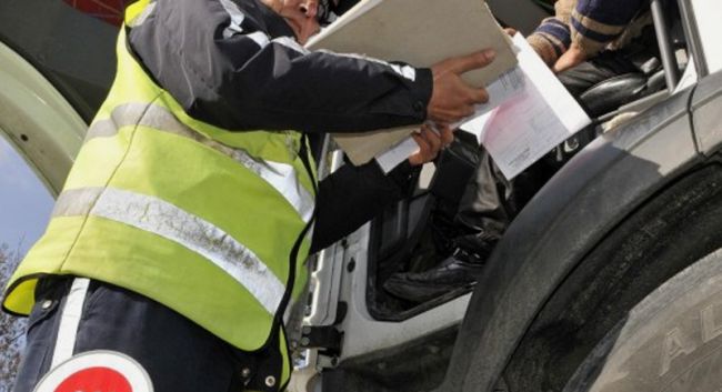Шофьор на неизправен товарен автомобил предаден на съд за подкуп