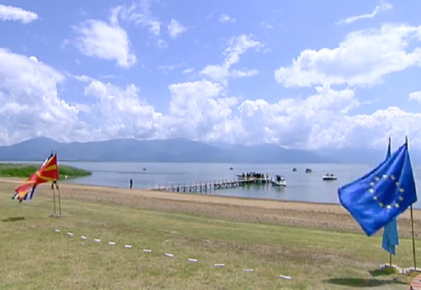 Исторически момент край Преспанското езеро: Гърция и Македония подписаха договора за името