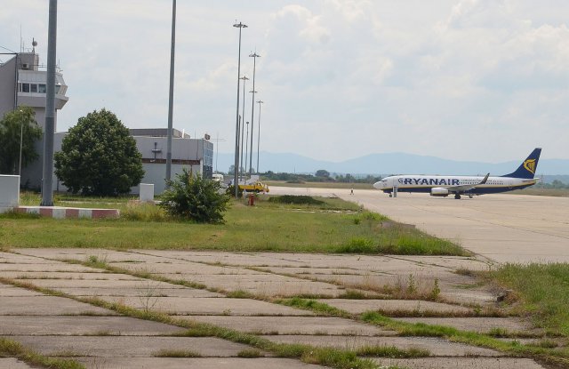 Ударен от гръм самолет кацна в Пловдив, пътниците за следващия му курс останаха блокирани на летището