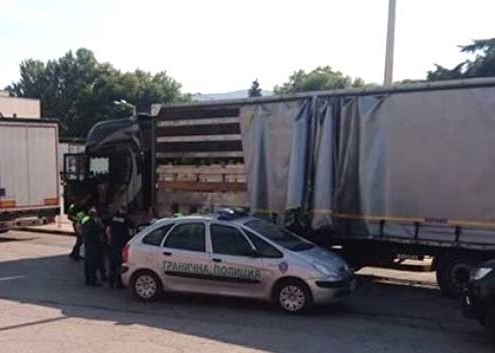 Полски камион се опита да прекара през „Кулата" нелегални мигранти
