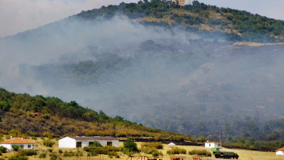 Голям пожар в Бакаджика край Ямбол, горят борови гори