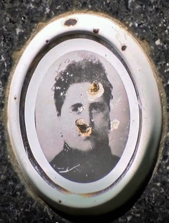 Вандали поругаха снимката на гроба на Венета Ботева