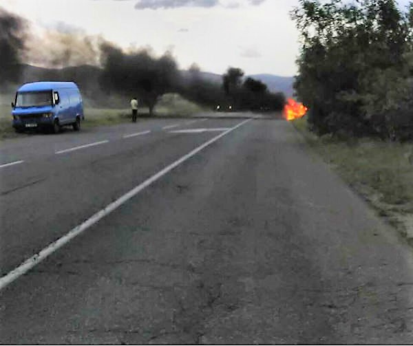 Извънредно: Кола изгоря на пътя между Карнобат и Айтос