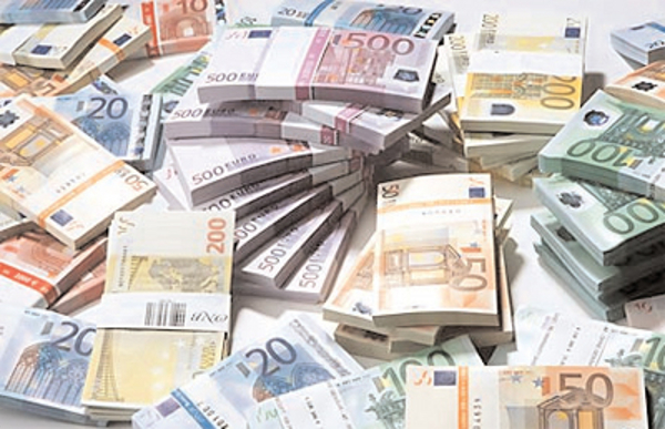 Данъчните тръгват по следите на парите на над 300 богати българи