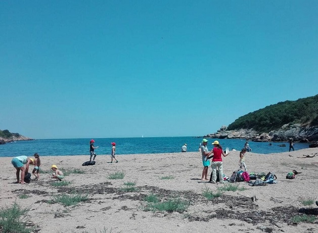 Деца от Сдружение „Слънчогледи" почистиха залива Света Параскева
