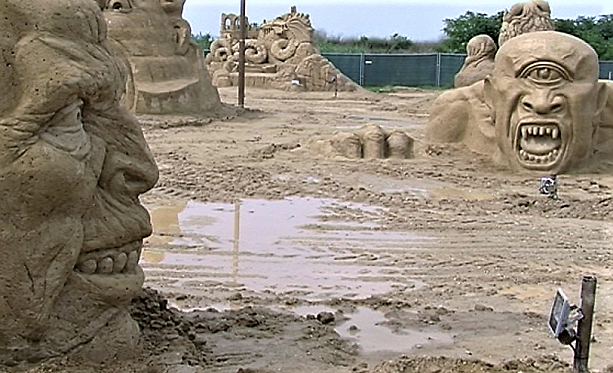 Проливен дъжд отложи рязането на лентата на пясъчните фигури в Бургас